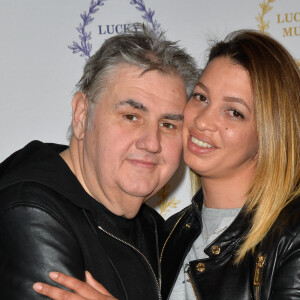 Exclusif - Pierre Ménès et sa compagne Melissa Acosta au cocktail organisé pour le lancement de "Lucky Mum". Un Concept "Kids & Pets & Family Friendly" qui s'articule autour de sweats et t-shirts à messages destinées aux mamans et à la famille. Paris, le 10 mai 2017. © Olivier Borde-Guirec Coadic