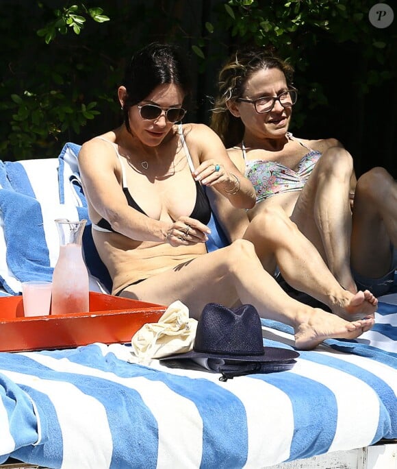 Courteney Cox a profité d'une escapade ensoleillée avec sa fille Coco Arquette et des amies le 31 mars 2017 à Miami.