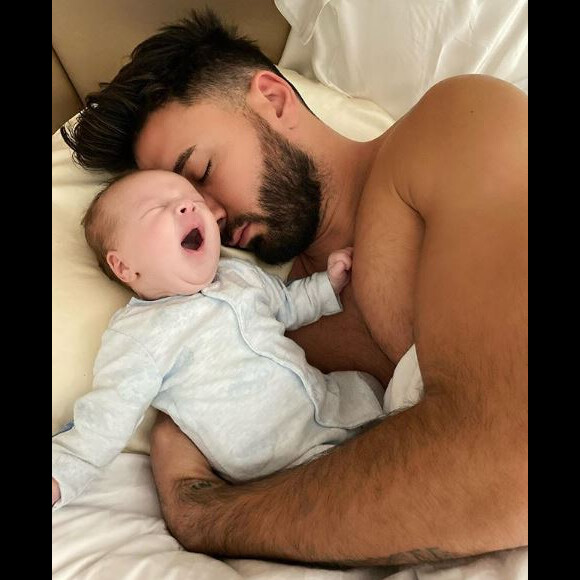 Thomas Vergara fais une petite sieste avec son fils Milann dans ses bras, sur Instagram, le 14 novembre 2019.