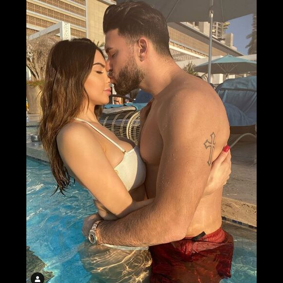 Nabilla affiche ss silhouette post-grossesse à Dubaï le 29 novembre 2019.