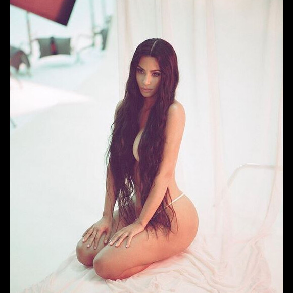 Kim Kardashian, topless et en string lors d'un shooting pour sa marque de maquillage, KKW Beauty. Décembre 2018.