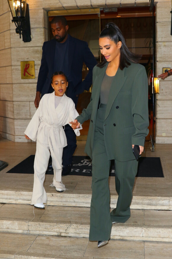 Exclusif - Kanye West, sa femme Kim Kardashian et leur fille North, quittent la messe dominicale animée par le pasteur Joel Osteen à l'église Lakewood à Houston au Texas, le 17 novembre 2019.