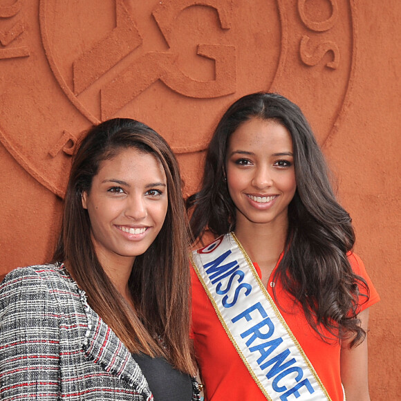 Chloé Mortaud et Flora Coquerel, Miss France 2014, posant au village des Internationaux de France de tennis de Roland Garros à Paris, le 3 juin 2014.