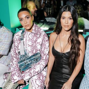 Kim et Kourtney Kardashian assistent au défilé Dior, collection homme automne-hiver 2020, au Musée Rubell. Miami, le 3 décembre 2019.