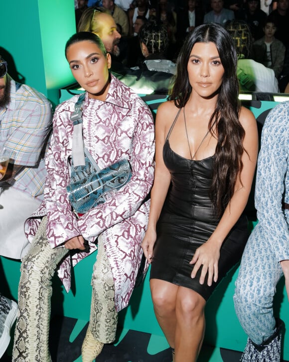 Kim et Kourtney Kardashian assistent au défilé Dior, collection homme automne-hiver 2020, au Musée Rubell. Miami, le 3 décembre 2019.