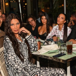 Bella Hadid, Kourtney Kardashian, Kim Kardashian, Jonathan Cheban et David Grutman au restaurant Swan à Miami, le 3 décembre 2019.