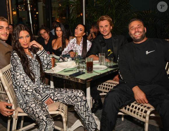 Bella Hadid, Kourtney Kardashian, Kim Kardashian, Jonathan Cheban et David Grutman au restaurant Swan à Miami, le 3 décembre 2019.