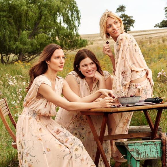 Ilona Smet (à gauche) figure sur la nouvelle campagne publicitaire de la ligne Conscious de H&M. Avril 2019.