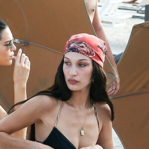 Kendall Jenner, Bella Hadid, Kourtney Kardashian, Joan Smalls et des amis profitent d'une journée ensoleillée à Miami. Le 4 décembre 2019.