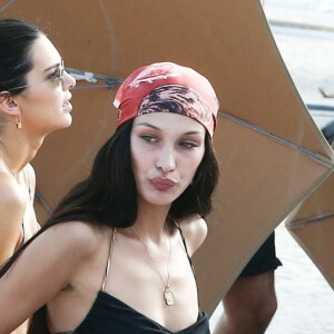 Kendall Jenner, Bella Hadid, Kourtney Kardashian, Joan Smalls et des amis profitent d'une journée ensoleillée à Miami. Le 4 décembre 2019.