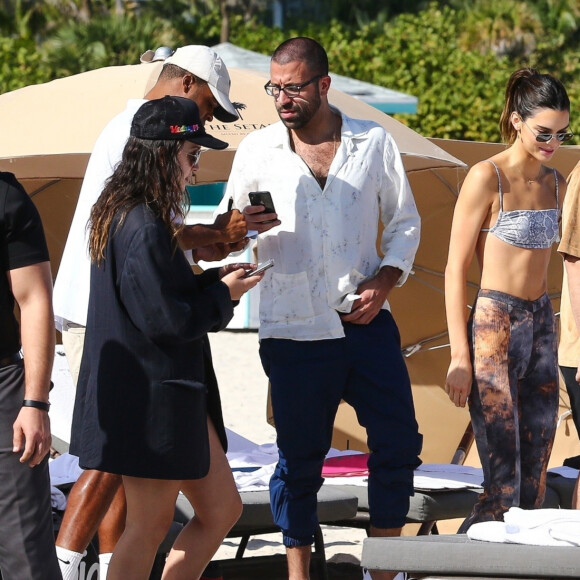 Kendall Jenner, Bella Hadid, Kourtney Kardashian, Joan Smalls et des amis profitent d'une journée ensoleillée à Miami. Le 4 décembre 2019.