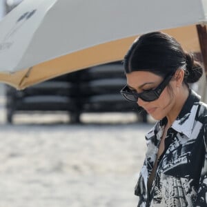 Kendall Jenner, Bella Hadid, Kourtney Kardashian, Joan Smalls et des amis profitent d'une journée ensoleillée à Miami. Le 4 décembre 2019.