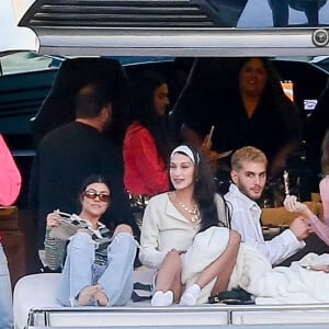 Kendall Jenner, Bella Hadid, Kourtney Kardashian, Joan Smalls et des amis profitent d'une journée ensoleillée à Miami. Le 4 décembre 2019.