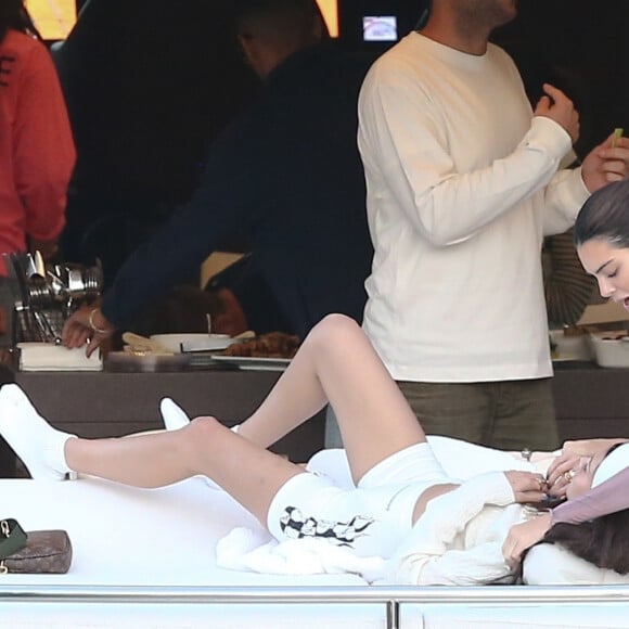 Kendall Jenner, Bella Hadid, Kourtney Kardashian, Joan Smalls et des amis profitent d'une journée ensoleillée à Miami. Le 4 décembre 2019.