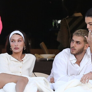 Kendall Jenner, Bella Hadid, Kourtney Kardashian, Joan Smalls et des amis profitent d'une journée ensoleillée à Miami. Le 4 décembre 2019.