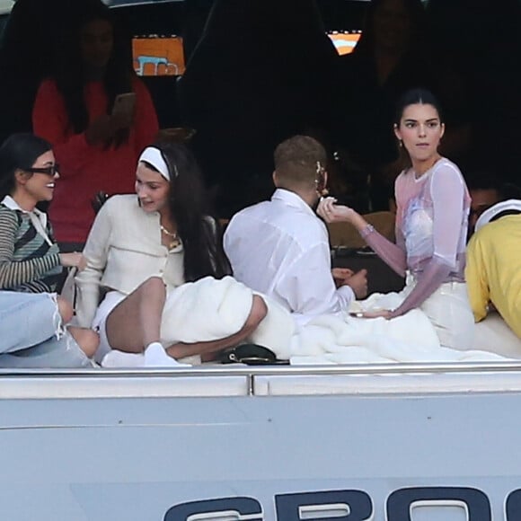 Kendall Jenner, Bella Hadid, Kourtney Kardashian, Joan Smalls et des amis profitent d'une journée ensoleillée à Miami. Le 4 décembre 2019.