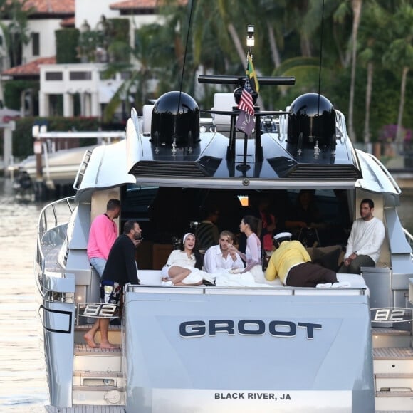 Kendall Jenner, Bella Hadid, Kourtney Kardashian, Joan Smalls et des amis profitent d'une journée ensoleillée à Miami. Le 4 décembre 2019.