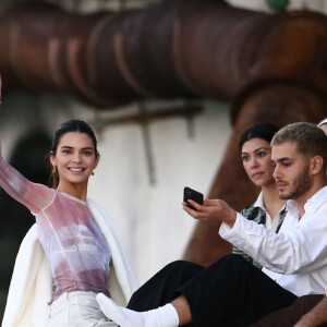 Kendall Jenner, Bella Hadid, Kourtney Kardashian, Joan Smalls et des amis profitent d'une journée ensoleillée à Miami. Le 4 décembre 2019.