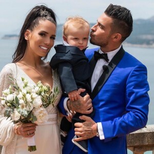 Julien, Manon et leur fils sur Instagram. Photo prise lors de leur mariage.