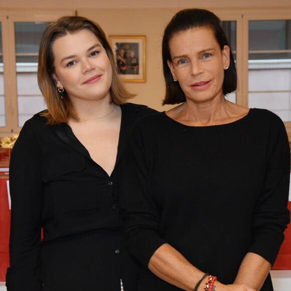 Exclusif - La princesse Stéphanie de Monaco et sa fille Camille Gottlieb - La princesse Stéphanie de Monaco et sa fille Camille ont remis des colis aux ainés monégasques au Foyer Rainier III à Monaco. Le 18 novembre 2019. © Bruno Bebert / PRM / Bestimage