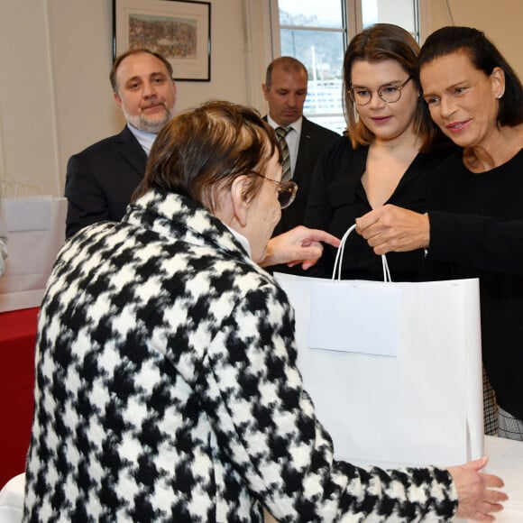 Exclusif - La princesse Stéphanie de Monaco et sa fille Camille Gottlieb - La princesse Stéphanie de Monaco et sa fille Camille ont remis des colis aux ainés monégasques au Foyer Rainier III à Monaco. Le 18 novembre 2019. © Bruno Bebert / PRM / Bestimage