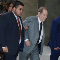 Harvey Weinstein titubant au tribunal, sa liberté surveillée remise en question