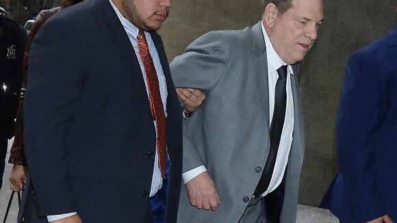 Harvey Weinstein titubant au tribunal, sa liberté surveillée remise en question