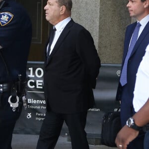 Harvey Weinstein fait un passage à la Cour suprême de l'État de New York pour entendre les nouvelles accusations de l'actrice Annabella Sciorra et le report de son procès le 26 août 2019.