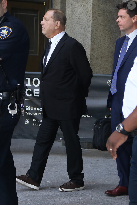 Harvey Weinstein fait un passage à la Cour suprême de l'État de New York pour entendre les nouvelles accusations de l'actrice Annabella Sciorra et le report de son procès le 26 août 2019.