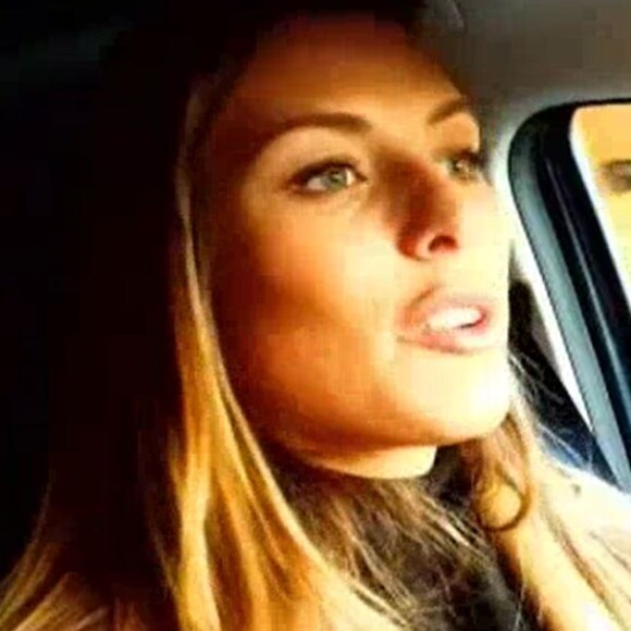 Camille Cerf émue en parlant de son papa dans le documentaire "L'incroyable destin des Miss", le 10 décembre 2019, sur C8