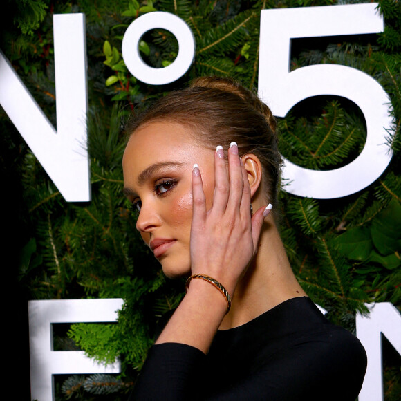 Lily-Rose Depp assiste à la soirée "N°5 In The Snow" de Chanel à l'hôtel The Standard. New York, le 10 décembre 2019.