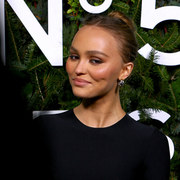 Lily-Rose Depp assiste à la soirée "N°5 In The Snow" de Chanel à l'hôtel The Standard. New York, le 10 décembre 2019.