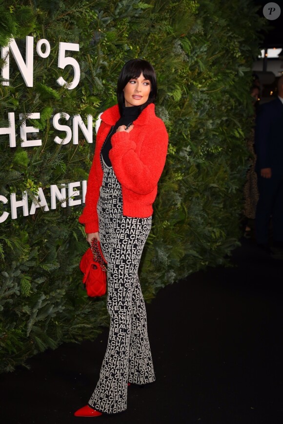 Kacey Musgraves assiste à la soirée "N°5 In The Snow" de Chanel à l'hôtel The Standard. New York, le 10 décembre 2019.