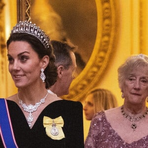 Kate Middleton en robe de velours bleu Alexander McQueen - La reine Elisabeth II d'Angleterre reçoit les membres du corps diplomatique à Buckingham Palace, le 11 décembre 2019.