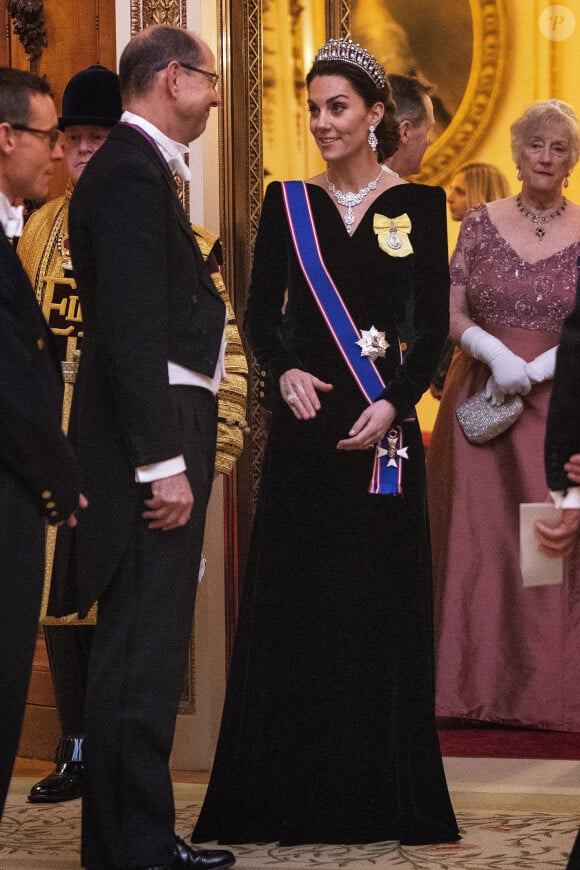Kate Middleton en robe de velours bleu Alexander McQueen - La reine Elisabeth II d'Angleterre reçoit les membres du corps diplomatique à Buckingham Palace, le 11 décembre 2019.
