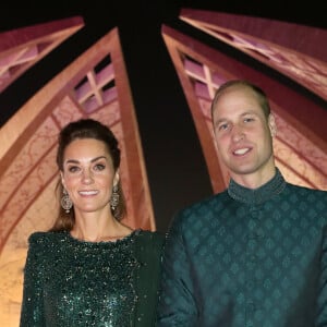 Kate Middleton, en robe Jenny Packham, avec son mari le prince William - Le duc et la duchesse de Cambridge lors d'une réception offerte par le haut commissaire britannique à Islamabad, Pakistan le 15 octobre 2019.