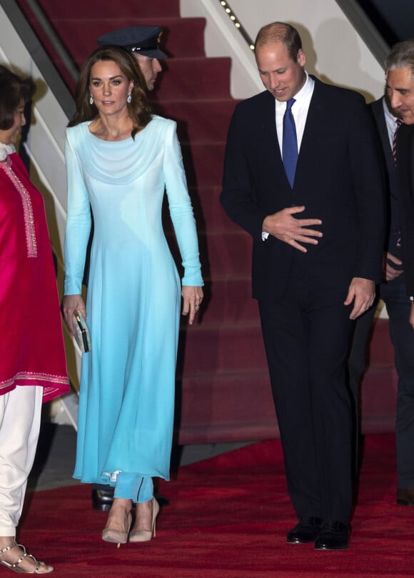 Kate Middleton, en robe Catherine Walker, et son mari le prince William arrivent à Rawalpindi dans le cadre de leur visite officielle de cinq jours au Pakistan, le 14 octobre 2019.