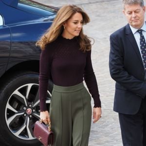 Kate Middleton, en pull Warehouse, pantalon Jigsaw, chaussures Tod's et sac à main Chanel, visite le centre "Angela Marmont" au Musée d'Histoire Naturelle de Londres, le 9 octobre 2019.