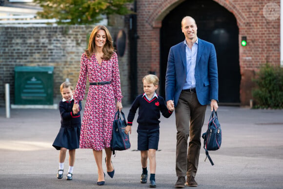 Kate Middleton (en robe imprimée Michael Kors) et le prince William accompagnent le prince George et la princesse Charlotte pour leur rentrée scolaire à l'école Thomas's Battersea à Londres, le 5 septembre 2019.