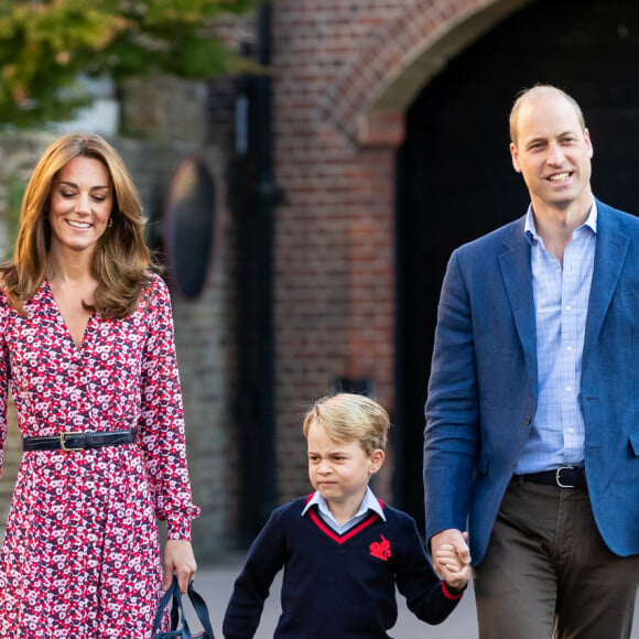 Kate Middleton (en robe imprimée Michael Kors) et le prince William accompagnent le prince George et la princesse Charlotte pour leur rentrée scolaire à l'école Thomas's Battersea à Londres, le 5 septembre 2019.