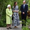 Kate Middleton (en robe Erdem) avec la reine Elisabeth II et le prince William - Visite du "Chelsea Flower Show 2019" à Londres, le 20 mai 2019.