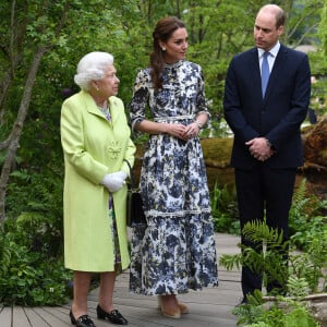 Kate Middleton (en robe Erdem) avec la reine Elisabeth II et le prince William - Visite du "Chelsea Flower Show 2019" à Londres, le 20 mai 2019.