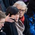Camille, la fiancée de Pierre-Emmanuel Bockel et la mère du soldat tué au Mali, Marie-Odile Bockel, lors de l'hommage militaire rendu par Emmanuel Macron aux Invalides, à Paris, le 2 décembre 2019.