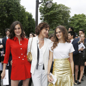 Inès de la Fressange et ses filles Violette et Nine - Arrivées au défilé de mode Haute-Couture automne-hiver 2016/2017 "Chanel" à Paris. Le 5 juillet 2016.
