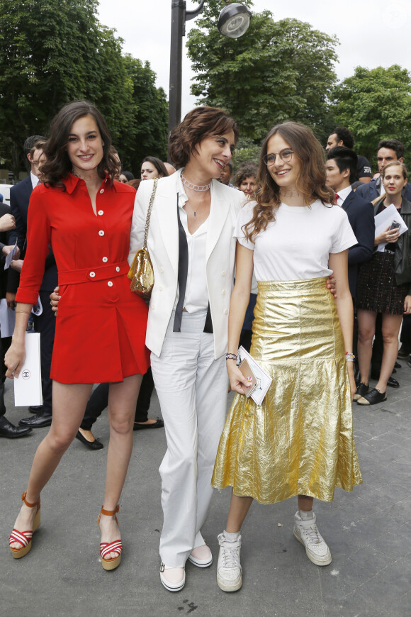 Inès de la Fressange et ses filles Violette et Nine - Arrivées au défilé de mode Haute-Couture automne-hiver 2016/2017 "Chanel" à Paris. Le 5 juillet 2016.