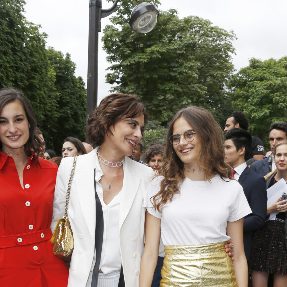 Inès de la Fressange et ses filles Violette et Nine - Arrivées au défilé de mode Haute-Couture automne-hiver 2016/2017 "Chanel" à Paris. Le 5 juillet 2016.