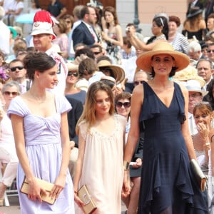 Inès de la Fressange et ses filles Nine et Violette au mariage du prince Albert de Monaco et Charlene, à Monaco, en 2011.