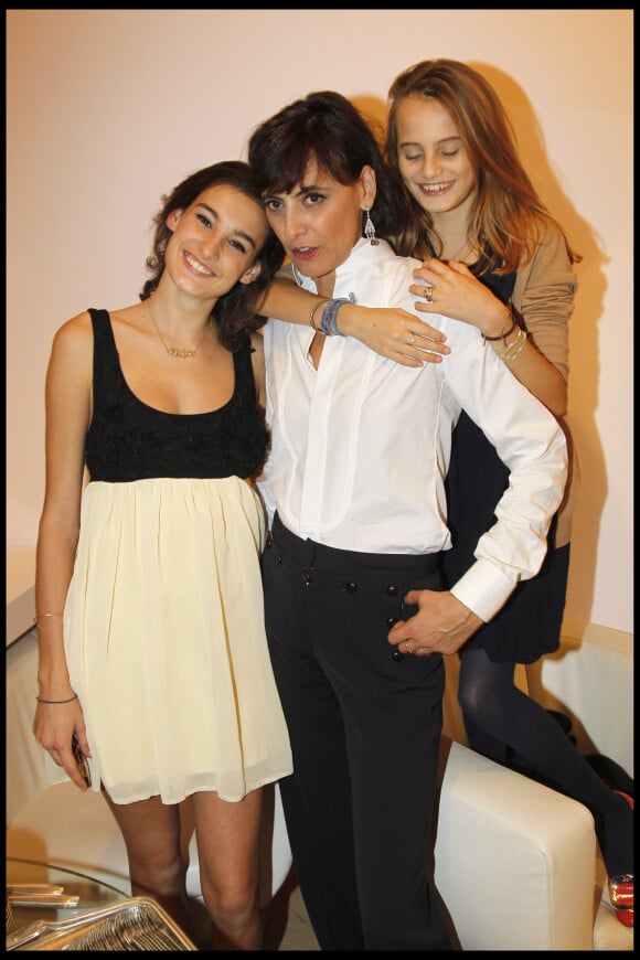 Inès de la Fressange et ses filles, Nine et Violette à Paris, en 2010.