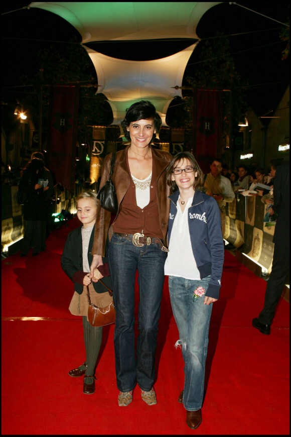 Inès de la Fressange et ses filles Nine et Violette à Paris en 2005.