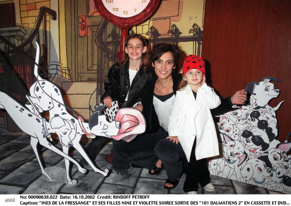 Inès de la Fressange et ses filles Nine et Violette à Paris en 2002.